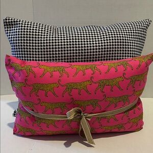 Throw pillow set of 2. Black houndstooth and hot pink cheetah. Handmade